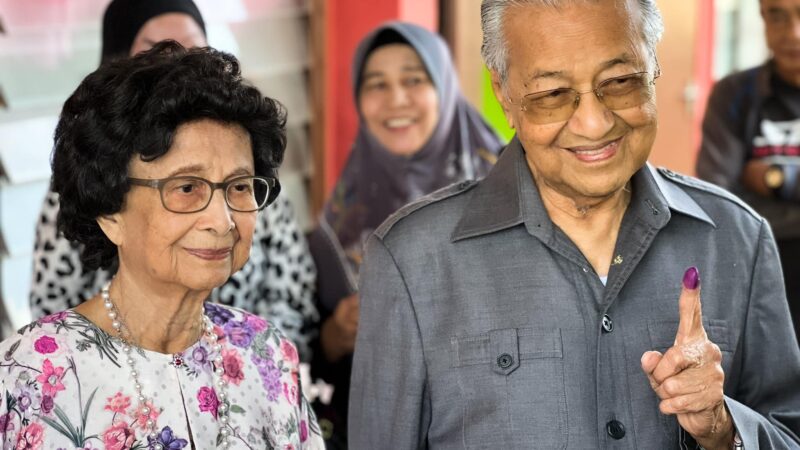Selepas 28 tahun, Tun Mahathir sendiri buka kapsul masa Wawasan 2020
