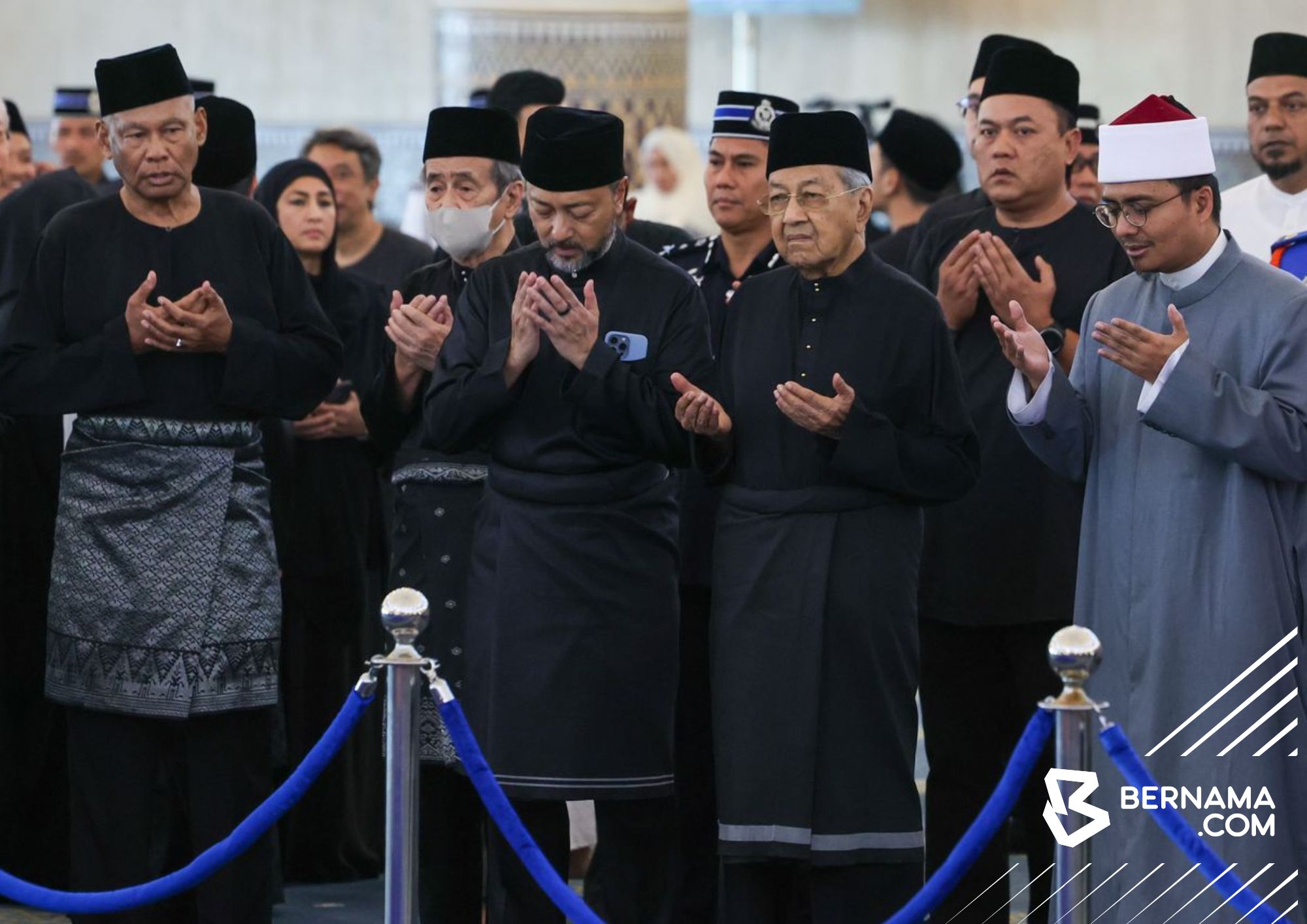 Mahathir puji Abdullah pastikan kelancaran peralihan kuasa – “Jika amalan ini berterusan, Malaysia akan jadi negara aman,” katanya