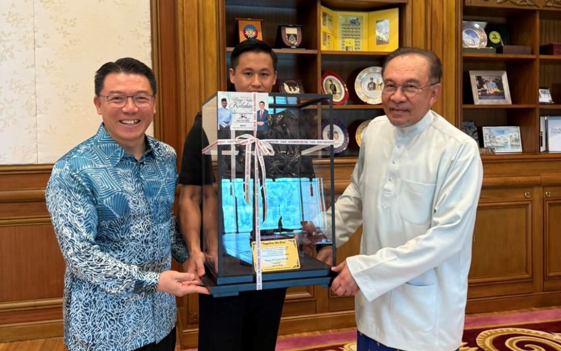Kor Ming hadiahkan arca “Rise Up Together” kepada PM Anwar sempena Hari Jadi Anwar