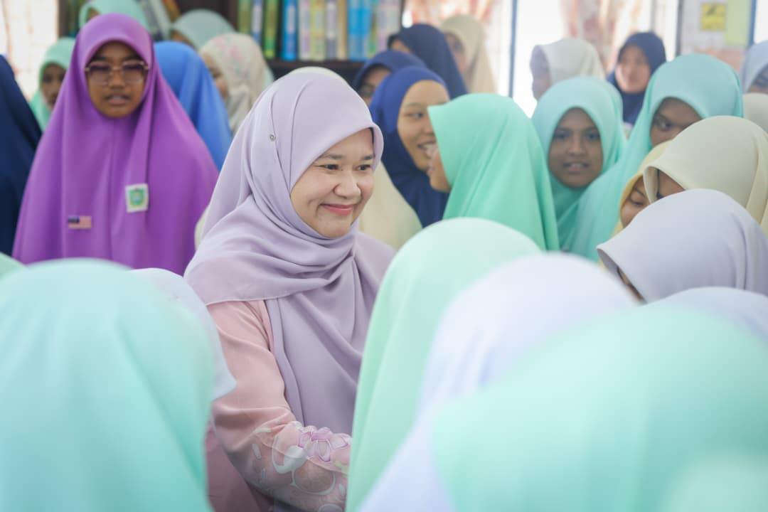 Kerajaan belanja RM8.4 juta untuk edar Jalur Gemilang kepada 5.14 juta pelajar seluruh negara.