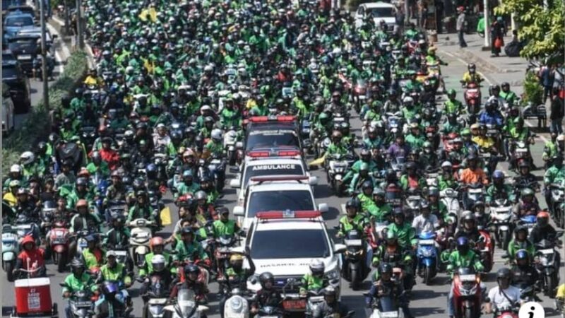 Kematian penunggang ojek digilis kereta peronda polis cetus kemarahan orang ramai