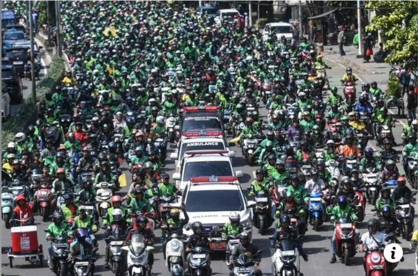 Kematian penunggang ojek digilis kereta peronda polis cetus kemarahan orang ramai