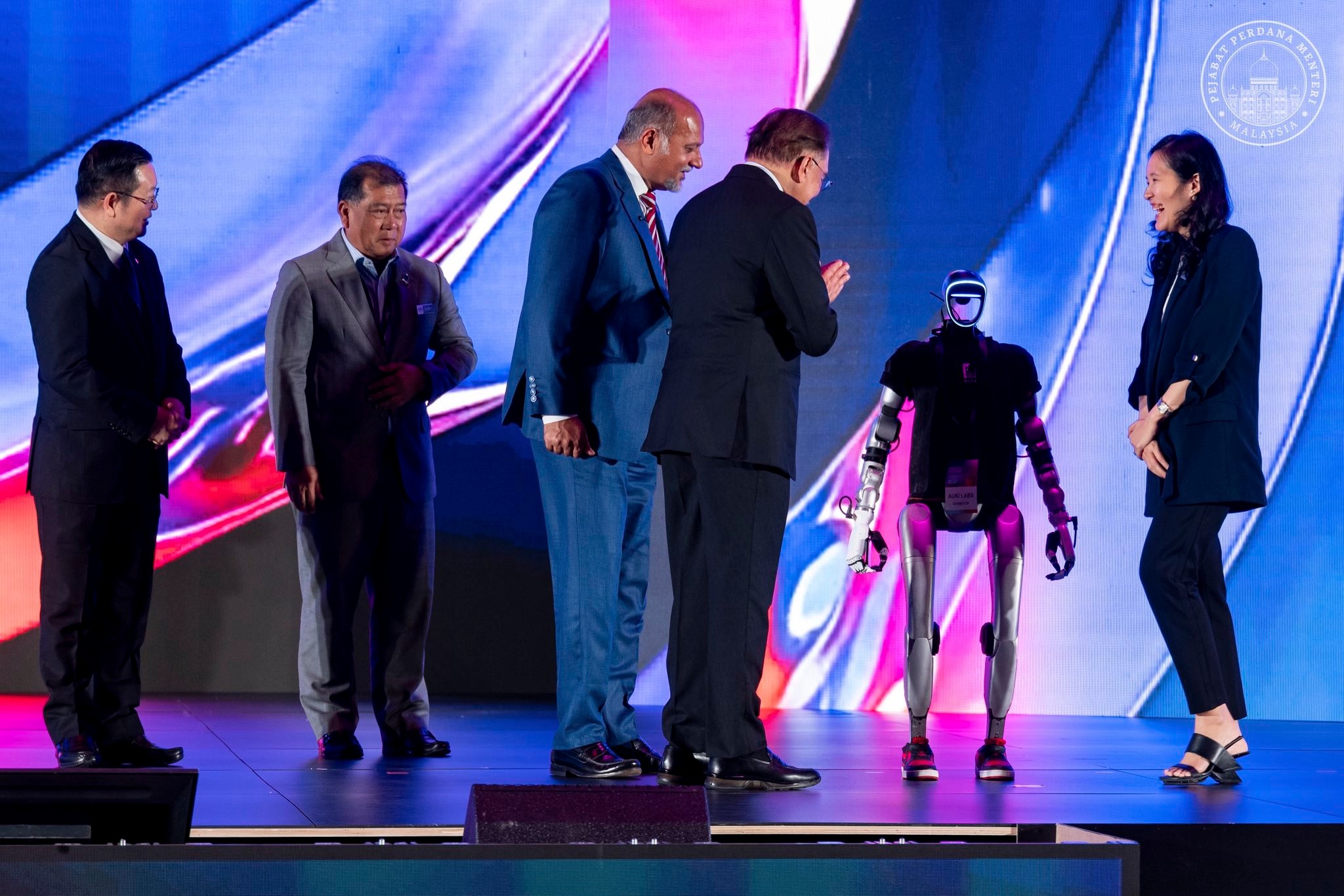 PM Anwar lancar ILMU – Model AI buatan Malaysia dilatih dengan data, budaya tempatan