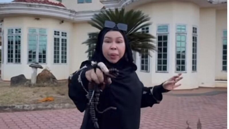“Ambillah, ambillah… apa yang berkenan di hati!” – Datuk Seri Vida sedekah barangan dalam rumah seperti filem ‘Tiga Abdul’
