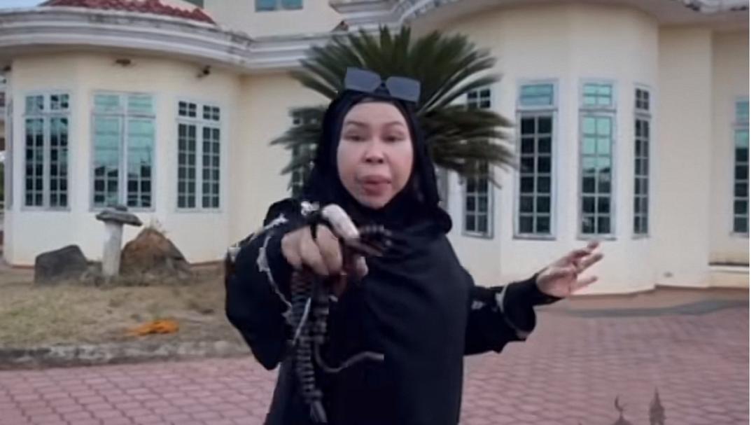 “Ambillah, ambillah… apa yang berkenan di hati!” – Datuk Seri Vida sedekah barangan dalam rumah seperti filem ‘Tiga Abdul’