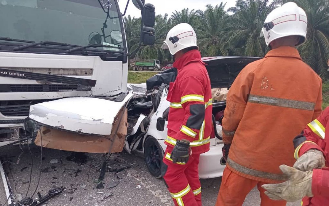4 termasuk 2 kanak-kanak maut kereta bertembung treler di Gua Musang