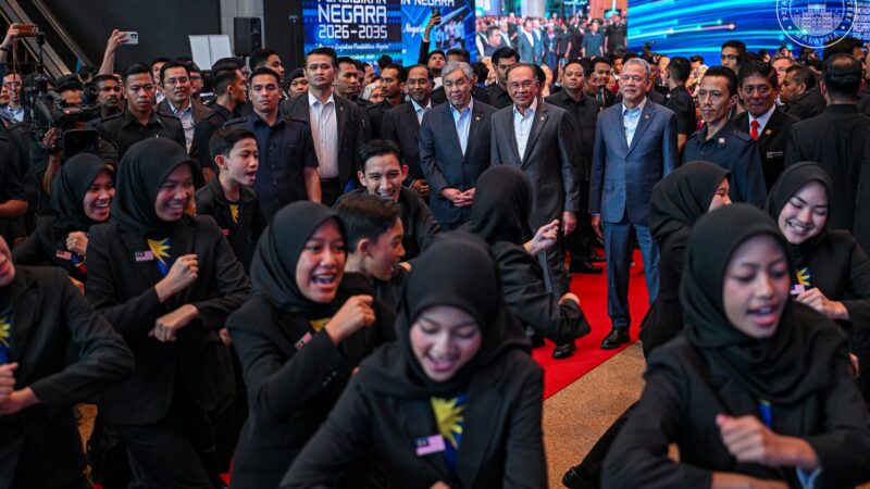 Semua aliran sekolah wajib ambil Bahasa Melayu, Sejarah Malaysia – Anwar