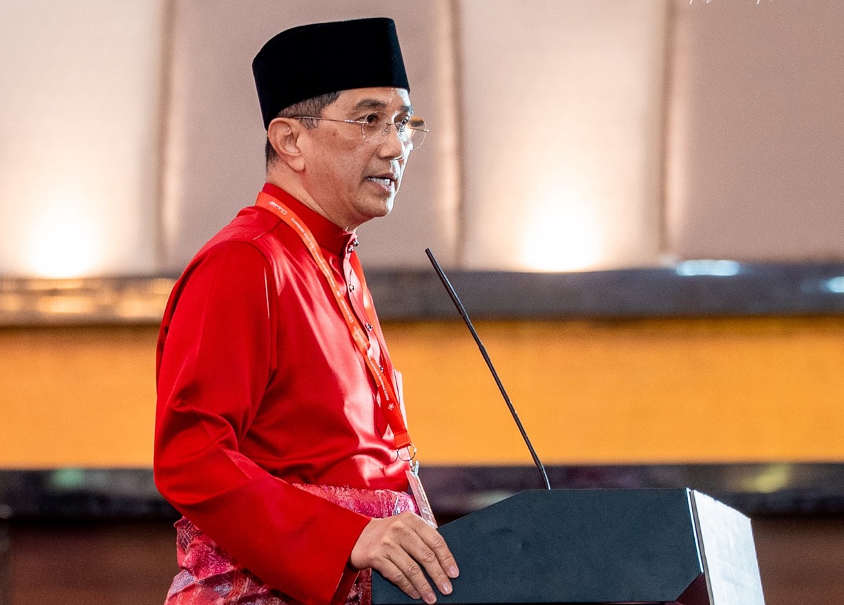 Mengikut perlembagaan, Bahagian Bersatu didakwa bubar masih wujud – Azmin